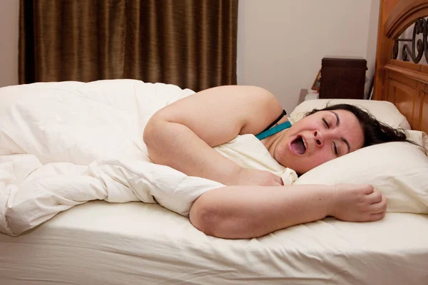 Een Vrouw Slaperig Naar Bed Gaan Wakker — Stockfoto