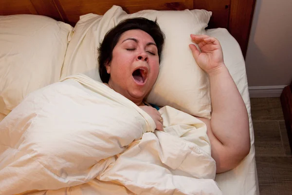 Женщина Прячется Одеялом Большой Зевотой — стоковое фото
