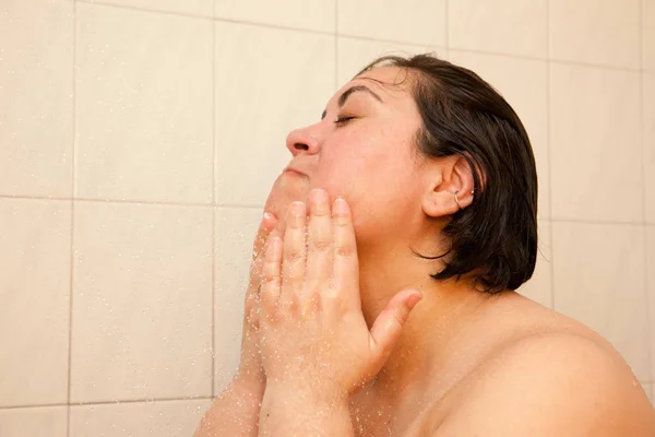Sıçramasına Duşta Yüzü Ovma — Stok fotoğraf