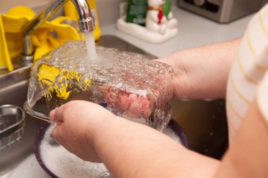  Süre yıkandıktan su lavaboya bir açık cam tabak üzerinde çalışır 