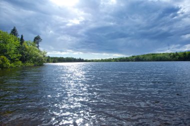 Güzel mavi bulutlu gökyüzü ve güneş Croskill Lake, Amerika Birleşik Devletleri ayarlama 