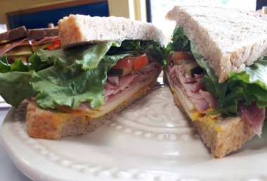 Lezzetli görünümlü jambon ve peynirli sandviç bir restoran plaka üzerinde