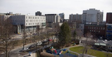  25 Nisan, 2018-Halifax, Nova Scotia: çatı bahçesi Iwk hastane, Dalhousie Ch ve E binasında ve Rehabilitasyon Merkezi üzerinde seyir 