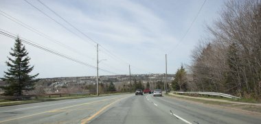  12 Mayıs, 2018-Dartmouth, Nova Scotia: Breakhart Hill, Cole Harbour sürücü ve Portland Street dik bölüm için sevgi dolu bir ad köşesinde aşağı sürüş araba 