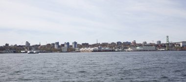  12 Mayıs 2018 - Dartmouth, Nova Scotia: Halifax Limanı Dartmouth taraftan bir feribot geçiş, deniz tersane ve Macdonald Köprüsü ile