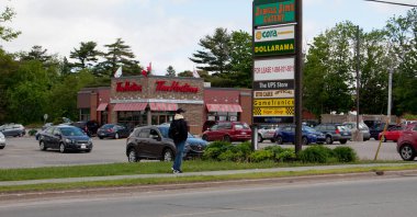  3 Haziran, 2018-ticari Street, yeni Minas, Nova Scotia: orman Jims dahil olmak üzere bir plaza için işareti ile ticari Caddesi üzerinde meşgul Tim Hortons franchise
