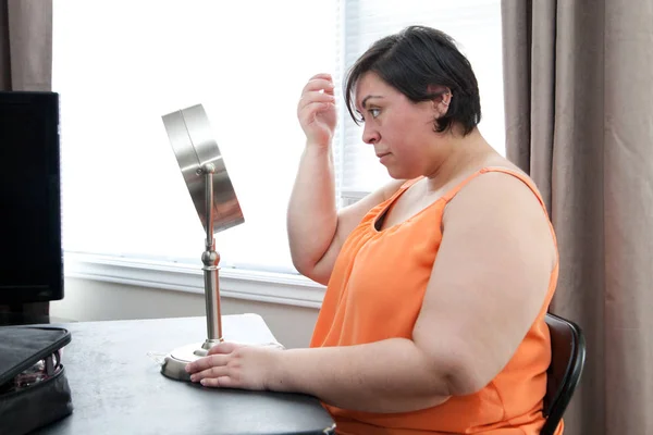 Una Mujer Con Curvas Mira Reflejo Cabello Espejo Mesa — Foto de Stock