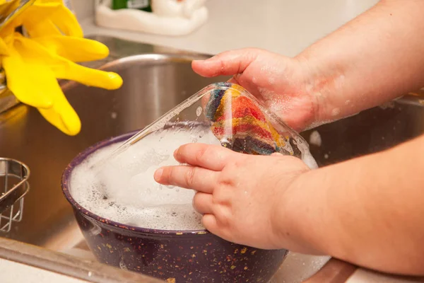 Cerrar Vista Las Manos Trapo Lavando Tazón Plato Vidrio Fregadero — Foto de Stock