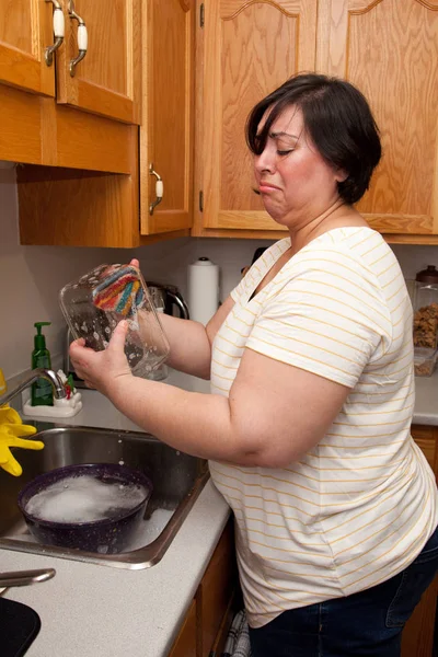 Жінка Робить Огидне Обличчя Коли Вона Чистить Скляну Тарілку Кухні — стокове фото