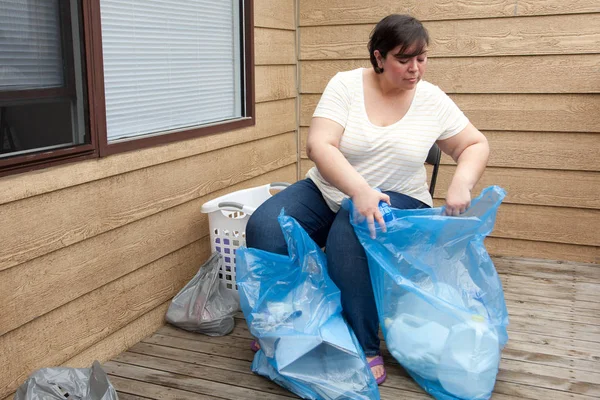 Una Mujer Sienta Porche Clasifica Papel Plástico Reciclables — Foto de Stock