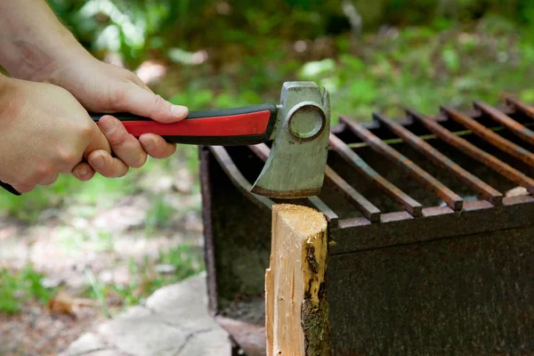 Handen Houden Een Kleine Bijl Klaar Boven Een Stuk Hout — Stockfoto