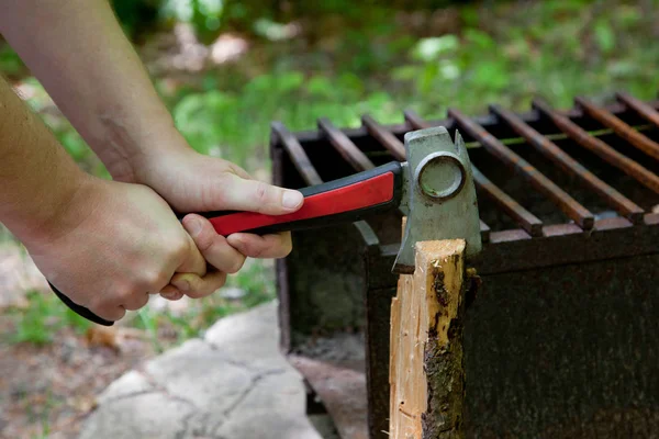 Een Kleine Hand Gehouden Bijl Heeft Gesplitst Door Een Stuk — Stockfoto