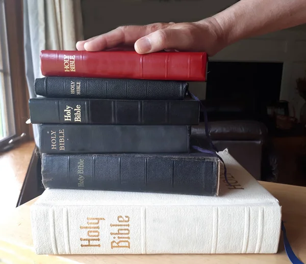 Hand Top Stack Bibles Ready Swear Truth — Stock Photo, Image