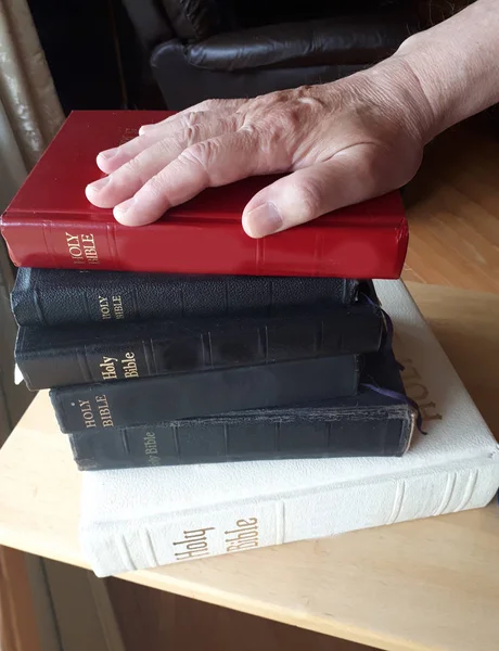 Hand Placed Top Stack Bibles Ready Swear Truth — Stock Photo, Image