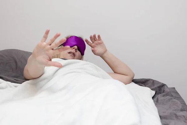 Mujer Cama Con Mano Extendida Diciéndote Que Retrocedas Dejes Paz — Foto de Stock