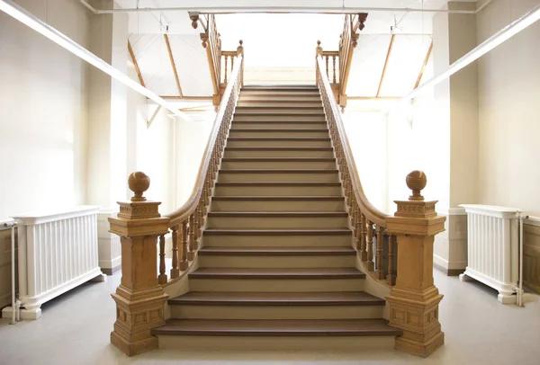 Hell Erleuchteter Raum Mit Einer Schönen Hölzernen Treppe Nach Oben — Stockfoto