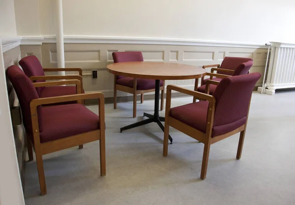 Cinco Cadeiras Vazias Torno Uma Mesa Uma Escola Espaço Trabalho — Fotografia de Stock