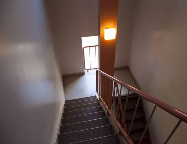 安全のための手すりとピンクの廊下の階段のフライト — ストック写真