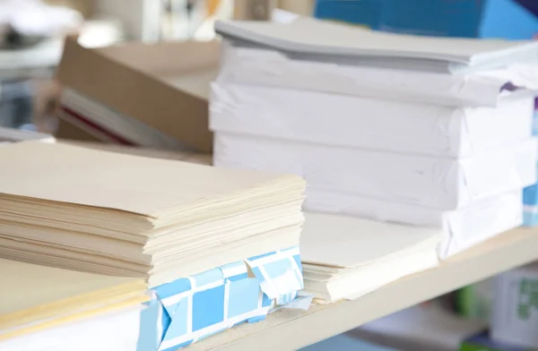  Ofis, banka donatımı krem renkli kağıt reams ile yığılmış