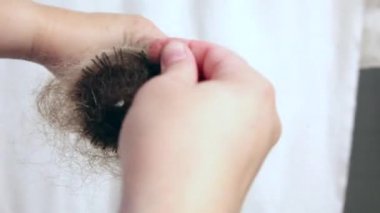 Shedded saç saç fırçası dışarı çekti büyük bir yığın hızlı video hızlandırdı