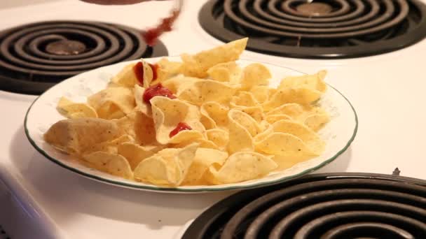 Eine Hand Löffelt Köstlich Aussehende Salsa Auf Knusprigen Mais Tortilla — Stockvideo