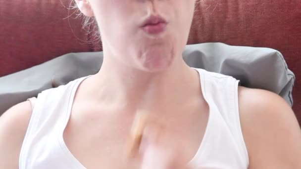 Gros Plan Une Bouche Prenant Une Bouchée Pain Mâchant — Video