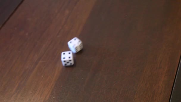 两个白色和黑色的骰子被抛出 着陆双两个 然后一个双四 — 图库视频影像