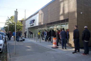 17 Ekim 2018: Halifax, Nova Scotia: müşterilerin ve medya bekle alanında Clyde Street Nslc dışarıda sıra esrar olur Kanada'da yasal sabahı 