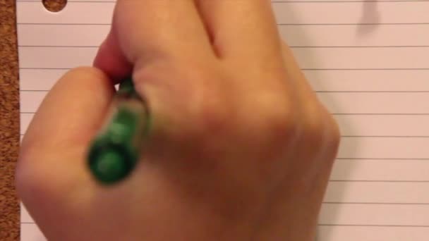 緑のペンを保持し 一枚の紙 チェックリストを完了する上にボックス オフにダニ — ストック動画