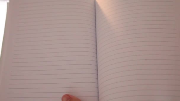 Cuaderno Con Páginas Alineadas Blanco Sostiene Hasta Cámara Volteando Más — Vídeos de Stock