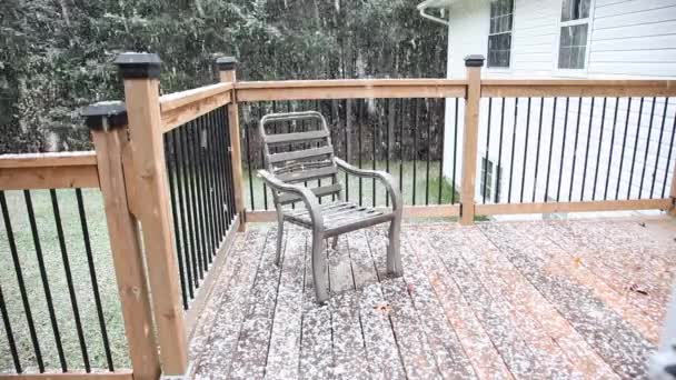Erster Schneefall Der Auf Einen Stuhl Auf Der Terrasse Oder — Stockvideo