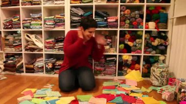 Kumaş, renk örnekleri, düğmeleri tarafından çevrili onun dikiş uzaya giden kadın