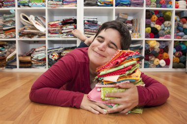 Onlar onların iri toplama-in kumaş kareler sarılmak gibi kişi gülümsüyor gözleri kapalı 