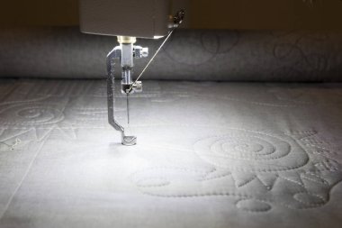  Gri battaniye dikiş makinesi ve iplik girdap deseni yapma ile 