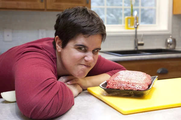 Femme Donne Désapprobation Visage Malheureux Côté Emballage Boeuf Haché Rouge — Photo