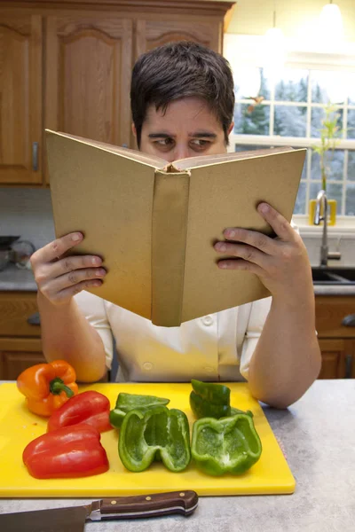 Pessoa Roupa Chef Detém Livro Receitas Instruções Com Pimentas Cortadas — Fotografia de Stock