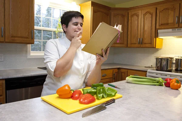 Людина Своїй Кухні Дивиться Кулінарну Книгу Розглядає Рецепт — стокове фото