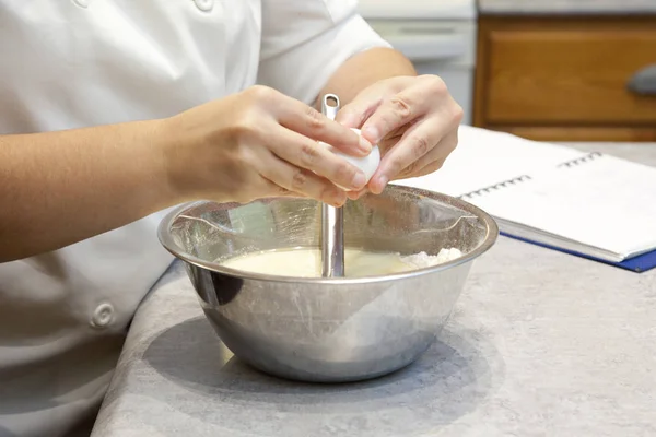 Руки Відкривають Яєчну Шкаралупу Металеву Миску Змішування Кухні — стокове фото