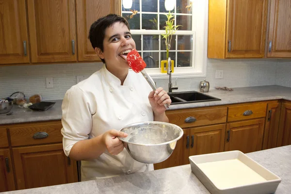 Une Personne Tenue Chef Sourit Léchant Spatule Dans Cuisine Après — Photo