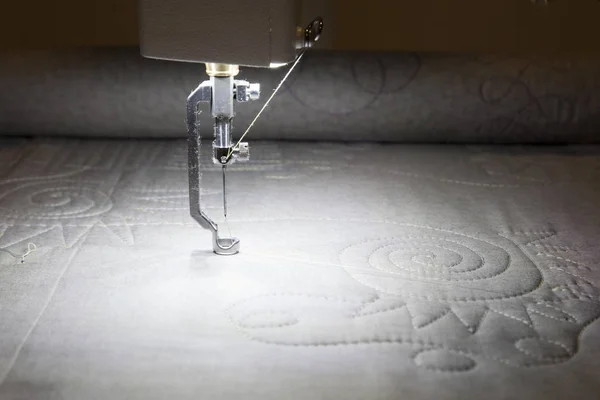 Серое Одеяло Швейной Машинкой Узорной Резьбой — стоковое фото