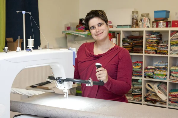 Длинной Ручной Швейной Машинки Счастливая Швея Работает Над Проектом Своей — стоковое фото