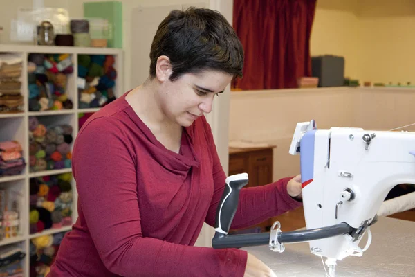 Женщина Своей Швейной Студии Помощью Длинной Ручной Машины Работающей Над — стоковое фото