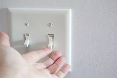 El hakkında bir ışık düğmesi kapalı konumundan on açmak için 