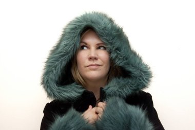  Arsız kışa hazır bir güzel yeşil ve siyah ceket modelinde gülümseyen ve mutlu