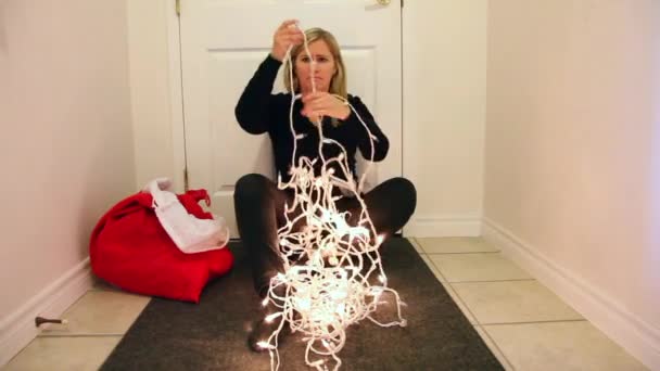 Una Mujer Frustrada Consigue Que Las Luces Navidad Desenreden Así — Vídeo de stock