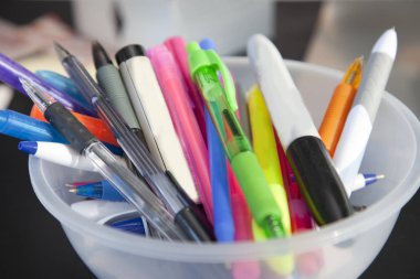 Kalem, vurgulayıcı ve kalıcı işaretleri yazı gereçleri, evde veya ofiste bir kase doldurmak