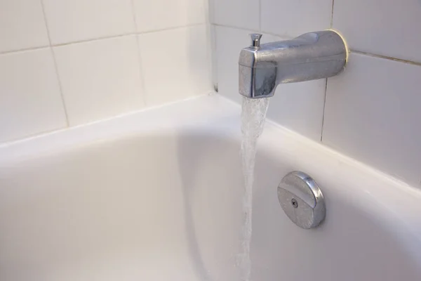 Een Badkamer Douchecabine Met Bad Kraan Met Water Kopie Ruimte — Stockfoto