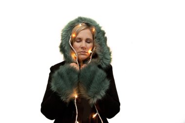 Model süslü trim ile güzel ceket sarılı tatil ışıklar ve gözleri kapalı, rüya vardır