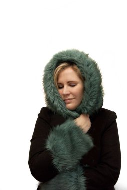 Konfor yüzüne güzel modeli muhteşem yeşil ve Siyah kışlık mont ile sarılı