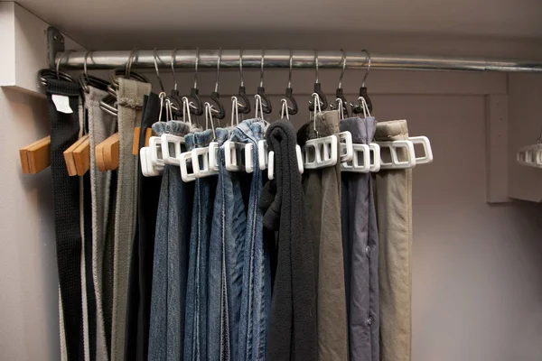 Paren Van Jeans Broek Hangen Aan Kledinghangers Een Rij Kast — Stockfoto